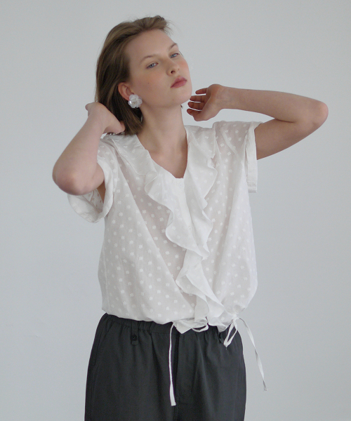 AFTERHOURS(アフターアワーズ)の「RUFFLE HALF SLEEVE BLOUSE (WHITE-FLORAL)(シャツ/ブラウス・レディース・ホワイト・SMALL/MEDIUM)」の2枚目の写真