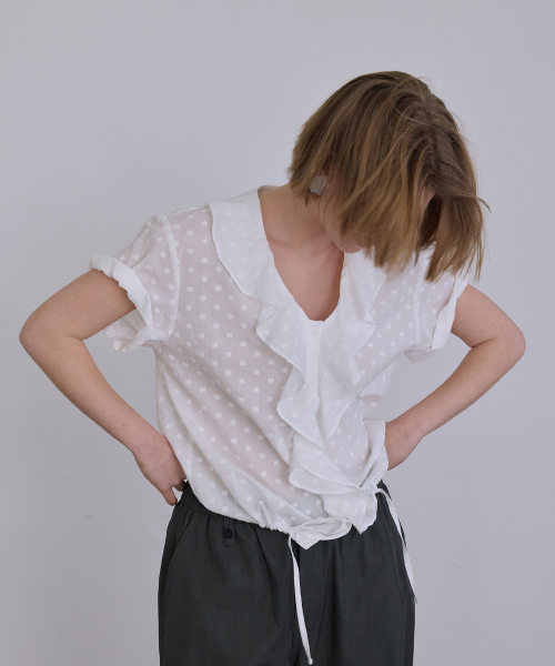 AFTERHOURS(アフターアワーズ)の「RUFFLE HALF SLEEVE BLOUSE (WHITE-FLORAL)(シャツ/ブラウス・レディース・ホワイト・SMALL/MEDIUM)」の5枚目の写真