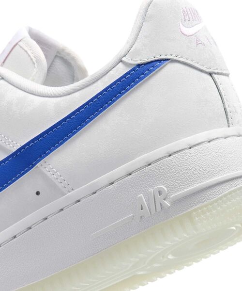 NIKE(ナイキ)の「ナイキ エア フォース 1 '07 LV8 ウィメンズシューズ / Nike Air Force 1 '07 LV8 Women's Shoes IW1235-121 Summit White(スニーカー・レディース・アイボリー・23/24.5/24/23.5/26/25.5/22.5/22/25)」の16枚目の写真