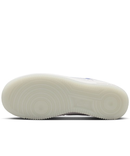 NIKE(ナイキ)の「ナイキ エア フォース 1 '07 LV8 ウィメンズシューズ / Nike Air Force 1 '07 LV8 Women's Shoes IW1235-121 Summit White(スニーカー・レディース・アイボリー・23/24.5/24/23.5/26/25.5/22.5/22/25)」の2枚目の写真