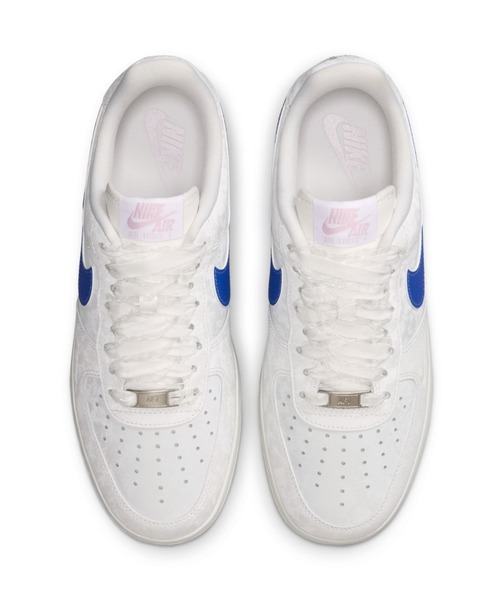 NIKE(ナイキ)の「ナイキ エア フォース 1 '07 LV8 ウィメンズシューズ / Nike Air Force 1 '07 LV8 Women's Shoes IW1235-121 Summit White(スニーカー・レディース・アイボリー・23/24.5/24/23.5/26/25.5/22.5/22/25)」の4枚目の写真