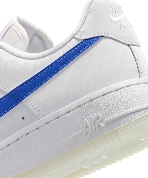NIKE(ナイキ)の「ナイキ エア フォース 1 '07 LV8 ウィメンズシューズ / Nike Air Force 1 '07 LV8 Women's Shoes IW1235-121 Summit White(スニーカー・レディース・アイボリー・23/24.5/24/23.5/26/25.5/22.5/22/25)」の8枚目の写真