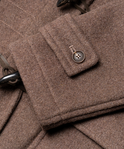 EDINBURGH CLUB（エディンバラクラブ）の「[London Tradition x  Edinburgh Club] ERICA MENS DUFFLE COAT [D/MUSHROOM]（チェスターコート・メンズ・ブラウン・SMALL/MEDIUM/X-LARGE）」の7枚目の写真