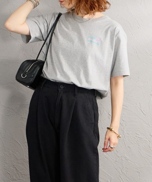 MEYAME（メヤメ）の「[MEYAME/メヤメ] SLOW WALKERS ADOBOCATE バックプリントTシャツ（Tシャツ/カットソー・レディース・グレー/ホワイト・F）」の4枚目の写真