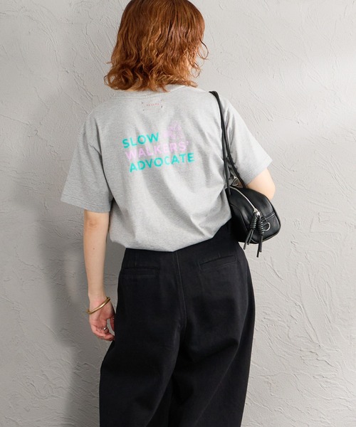MEYAME（メヤメ）の「[MEYAME/メヤメ] SLOW WALKERS ADOBOCATE バックプリントTシャツ（Tシャツ/カットソー・レディース・グレー/ホワイト・F）」の5枚目の写真