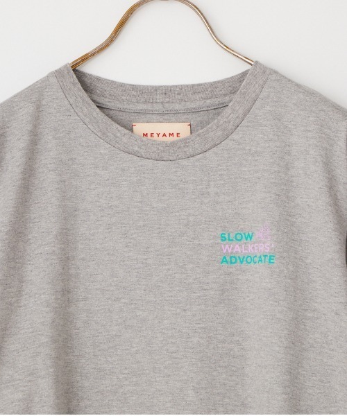 MEYAME（メヤメ）の「[MEYAME/メヤメ] SLOW WALKERS ADOBOCATE バックプリントTシャツ（Tシャツ/カットソー・レディース・グレー/ホワイト・F）」の11枚目の写真