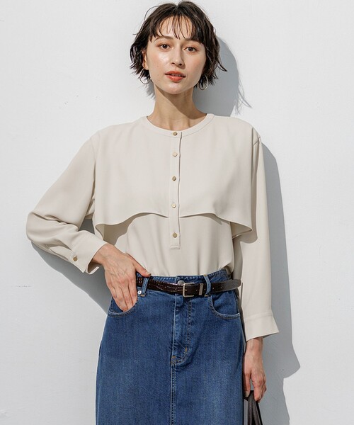 23区 L(ニジュウサンクオオキイサイズ)の「ストレッチジョーゼット ケープデザイン ブラウス(シャツ/ブラウス・レディース・ネイビー系/ベージュ系・44/46)」の1枚目の写真