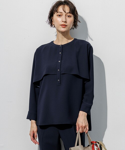 23区 L(ニジュウサンクオオキイサイズ)の「ストレッチジョーゼット ケープデザイン ブラウス(シャツ/ブラウス・レディース・ネイビー系/ベージュ系・44/46)」の2枚目の写真