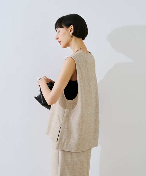 Rouge vif(ルージュヴィフ)の「【セットアップ対応】モールヘリンボーンVネックベスト/ジレ(シャツ/ブラウス・レディース・ライトベージュ/ブラック・フリー)」の13枚目の写真