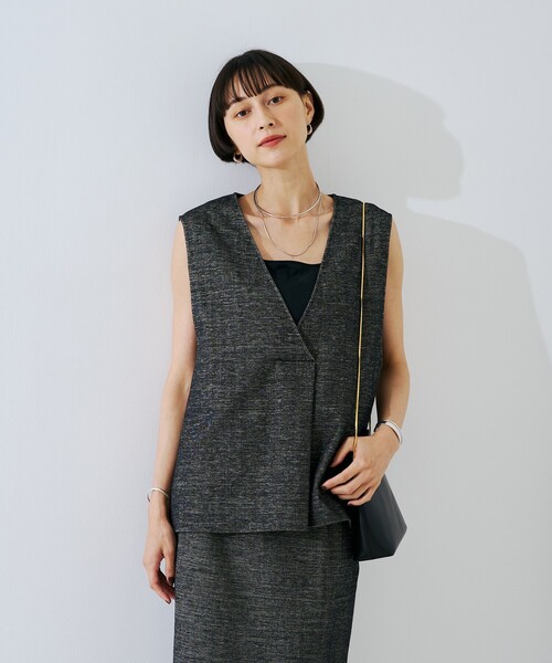 Rouge vif(ルージュヴィフ)の「【セットアップ対応】モールヘリンボーンVネックベスト/ジレ(シャツ/ブラウス・レディース・ライトベージュ/ブラック・フリー)」の11枚目の写真