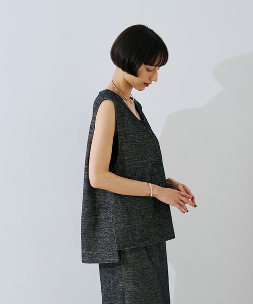 Rouge vif(ルージュヴィフ)の「【セットアップ対応】モールヘリンボーンVネックベスト/ジレ(シャツ/ブラウス・レディース・ライトベージュ/ブラック・フリー)」の9枚目の写真