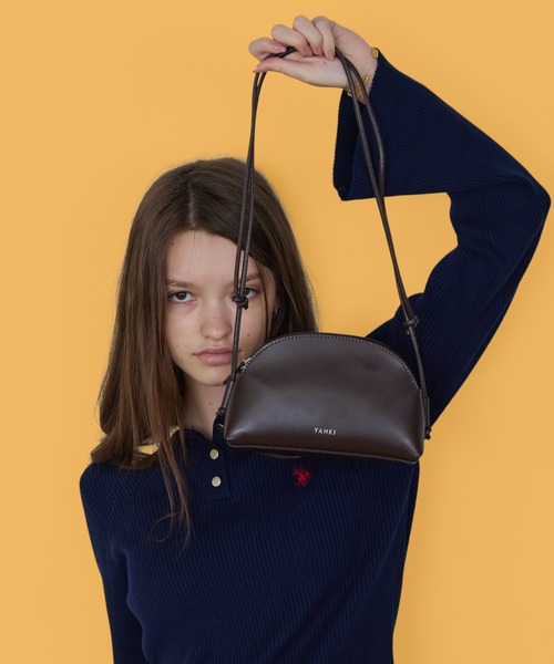 YAHKI(ヤーキ)の「YAHKI/ヤーキ CROSSBODY BAG_PURSIMMON クロスボディバッグ ショルダーバッグ レザー レディース 高級感 秋服 2026年秋冬(ショルダーバッグ・レディース・ブラック/ブラウン/オレンジ・FREE)」の2枚目の写真
