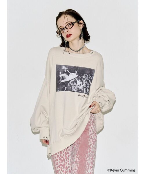 jouetie(ジュエティ)の「【KevinCummins×PosTokyo】スウェットプルオーバー(Tシャツ/カットソー・レディース・ピンク/オフホワイト/ブラック・FREE)」の2枚目の写真