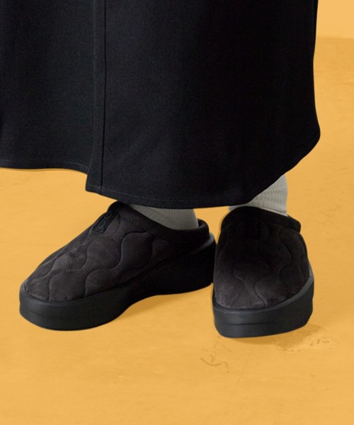 OOFOS(ウーフォス)の「OOFOS/ウーフォス OOcOOzie Platform Posh Mule リカバリーバックレスミュール サンダル スエード スポーツ アウトドア メンズ 2026年秋冬(サンダル・レディース・ブラック・23cm/24cm/25cm)」の1枚目の写真