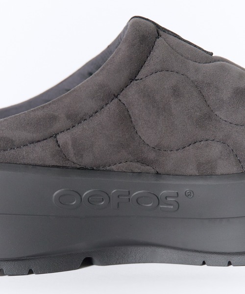 OOFOS(ウーフォス)の「OOFOS/ウーフォス OOcOOzie Platform Posh Mule リカバリーバックレスミュール サンダル スエード スポーツ アウトドア メンズ 2026年秋冬(サンダル・レディース・ブラック・23cm/24cm/25cm)」の2枚目の写真