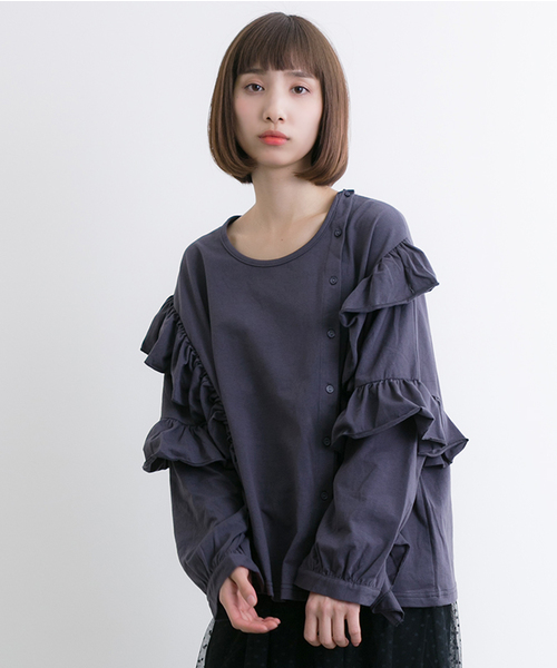 MERLOT（メルロー）の「ラッフルフリル前ボタントップス9129（シャツ/ブラウス・レディース・チャコールグレー/アイボリー/ライトブルー/ピンク・FREE）」の2枚目の写真