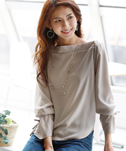 REAL CUBE(リアルキューブ)の「キャンディスリーブオフショルダーブラウス(シャツ/ブラウス・レディース・オフホワイト/ブルー/レッド/ベージュ/マスタード/カーキ/ダークグリーン/ダークオレンジ/ボルドー・M)」の3枚目の写真