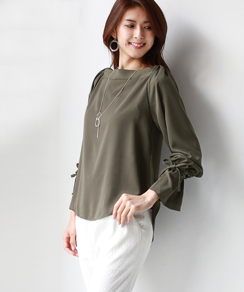 REAL CUBE(リアルキューブ)の「キャンディスリーブオフショルダーブラウス(シャツ/ブラウス・レディース・オフホワイト/ブルー/レッド/ベージュ/マスタード/カーキ/ダークグリーン/ダークオレンジ/ボルドー・M)」の5枚目の写真