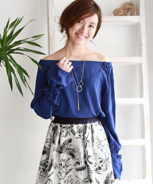 REAL CUBE(リアルキューブ)の「キャンディスリーブオフショルダーブラウス(シャツ/ブラウス・レディース・オフホワイト/ブルー/レッド/ベージュ/マスタード/カーキ/ダークグリーン/ダークオレンジ/ボルドー・M)」の6枚目の写真