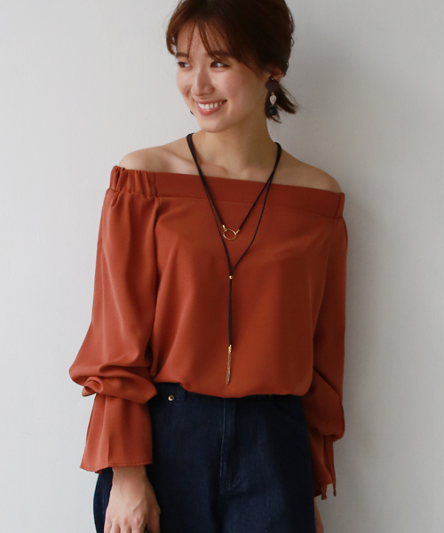 REAL CUBE(リアルキューブ)の「キャンディスリーブオフショルダーブラウス(シャツ/ブラウス・レディース・オフホワイト/ブルー/レッド/ベージュ/マスタード/カーキ/ダークグリーン/ダークオレンジ/ボルドー・M)」の9枚目の写真