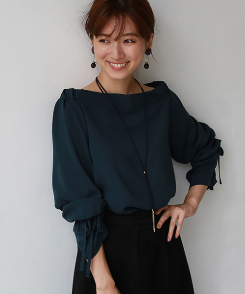 REAL CUBE(リアルキューブ)の「キャンディスリーブオフショルダーブラウス(シャツ/ブラウス・レディース・オフホワイト/ブルー/レッド/ベージュ/マスタード/カーキ/ダークグリーン/ダークオレンジ/ボルドー・M)」の4枚目の写真