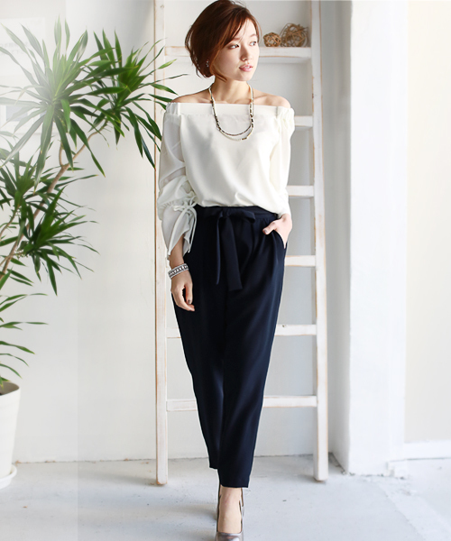 REAL CUBE(リアルキューブ)の「キャンディスリーブオフショルダーブラウス(シャツ/ブラウス・レディース・オフホワイト/ブルー/レッド/ベージュ/マスタード/カーキ/ダークグリーン/ダークオレンジ/ボルドー・M)」の18枚目の写真