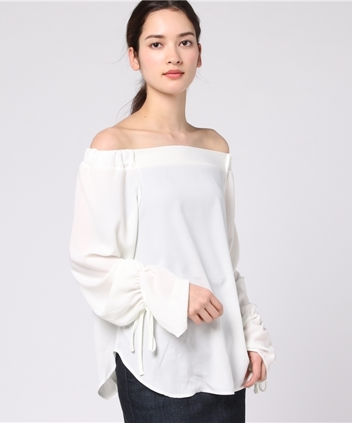 REAL CUBE(リアルキューブ)の「キャンディスリーブオフショルダーブラウス(シャツ/ブラウス・レディース・オフホワイト/ブルー/レッド/ベージュ/マスタード/カーキ/ダークグリーン/ダークオレンジ/ボルドー・M)」の17枚目の写真