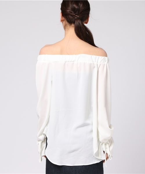 REAL CUBE(リアルキューブ)の「キャンディスリーブオフショルダーブラウス(シャツ/ブラウス・レディース・オフホワイト/ブルー/レッド/ベージュ/マスタード/カーキ/ダークグリーン/ダークオレンジ/ボルドー・M)」の14枚目の写真