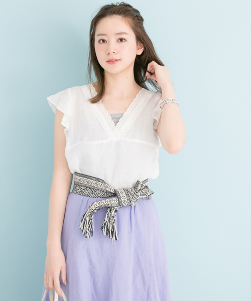 URBAN RESEARCH(アーバンリサーチ)の「UR Vネックレース付ラミーブラウス(シャツ/ブラウス・レディース・オフホワイト/ミント/サックスブルー・FREE)」の2枚目の写真