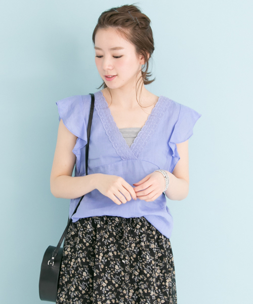 URBAN RESEARCH(アーバンリサーチ)の「UR Vネックレース付ラミーブラウス(シャツ/ブラウス・レディース・オフホワイト/ミント/サックスブルー・FREE)」の3枚目の写真