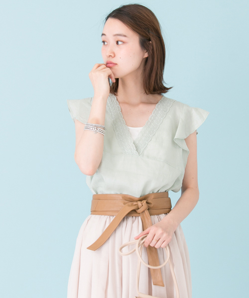 URBAN RESEARCH(アーバンリサーチ)の「UR Vネックレース付ラミーブラウス(シャツ/ブラウス・レディース・オフホワイト/ミント/サックスブルー・FREE)」の7枚目の写真