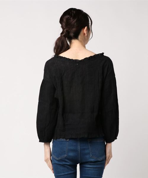 RAY CASSIN(レイカズン)の「Vネックバルーンスリーブ2WAYブラウス(シャツ/ブラウス・レディース・ブラック/カーキ/オフホワイト・FREE)」の4枚目の写真