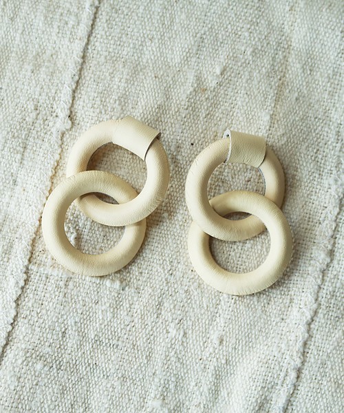 TODAYFUL(トゥデイフル)の「レザーリングピアス(ピアス(両耳用)・レディース・ブラック/ベージュ/キナリ・FREE)」の1枚目の写真