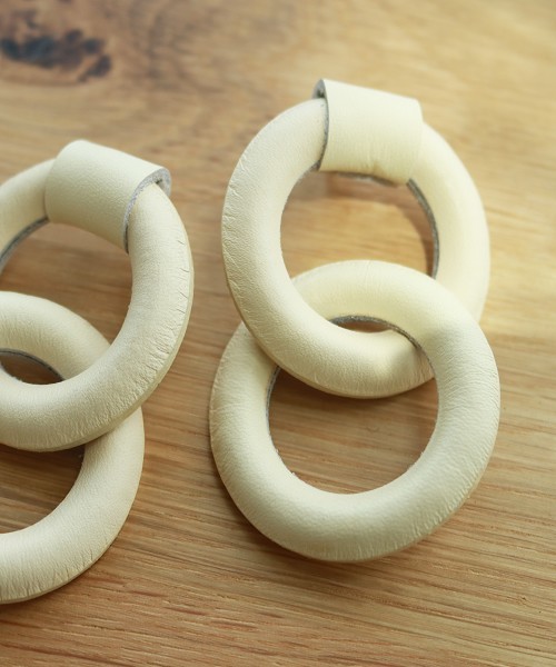 TODAYFUL(トゥデイフル)の「レザーリングピアス(ピアス(両耳用)・レディース・ブラック/ベージュ/キナリ・FREE)」の14枚目の写真