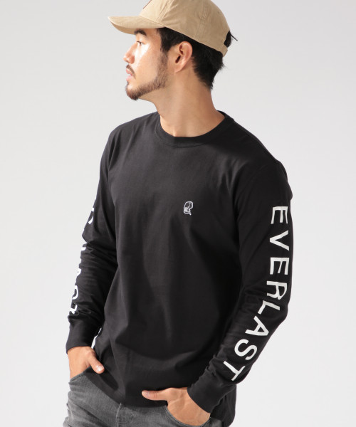 EVERLAST(スポーツ・ライフスタイル)（エバーラスト）の「【EVERLAST（エバーラスト)】別注　袖ロゴロングＴ（Tシャツ/カットソー・メンズ・ホワイト/ブラック/グレー・SMALL/MEDIUM/LARGE）」の2枚目の写真