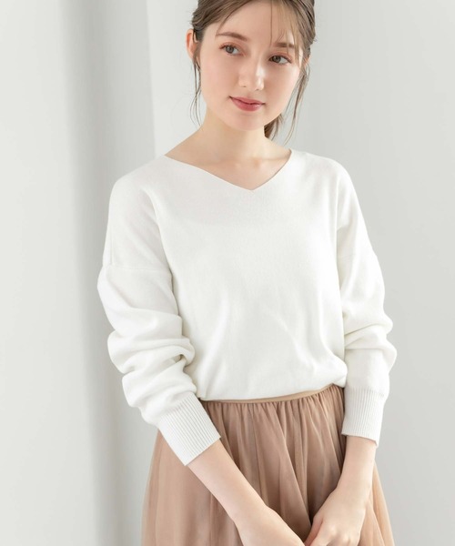 fifth（フィフス）の「シルキータッチVネックニット（ニット/セーター・レディース・ホワイト/ブラック/グレー/スモークピンク/ベージュ/ブルー・MEDIUM）」の2枚目の写真