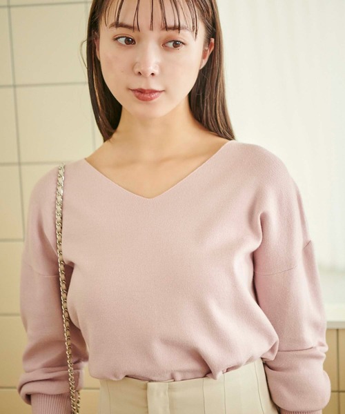 fifth（フィフス）の「シルキータッチVネックニット（ニット/セーター・レディース・ホワイト/ブラック/グレー/スモークピンク/ベージュ/ブルー・MEDIUM）」の6枚目の写真