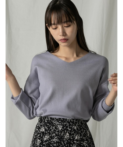 fifth（フィフス）の「シルキータッチVネックニット（ニット/セーター・レディース・ホワイト/ブラック/グレー/スモークピンク/ベージュ/ブルー・MEDIUM）」の5枚目の写真