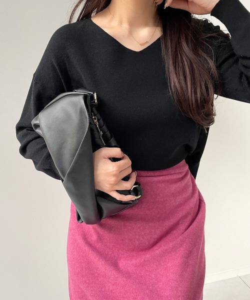 fifth（フィフス）の「シルキータッチVネックニット（ニット/セーター・レディース・ホワイト/ブラック/グレー/スモークピンク/ベージュ/ブルー・MEDIUM）」の3枚目の写真