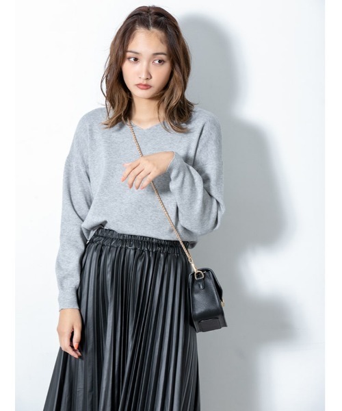 fifth（フィフス）の「シルキータッチVネックニット（ニット/セーター・レディース・ホワイト/ブラック/グレー/スモークピンク/ベージュ/ブルー・MEDIUM）」の17枚目の写真