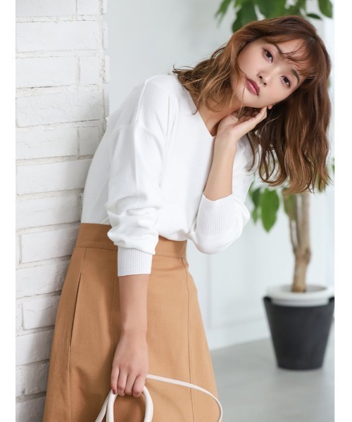 fifth（フィフス）の「シルキータッチVネックニット（ニット/セーター・レディース・ホワイト/ブラック/グレー/スモークピンク/ベージュ/ブルー・MEDIUM）」の8枚目の写真