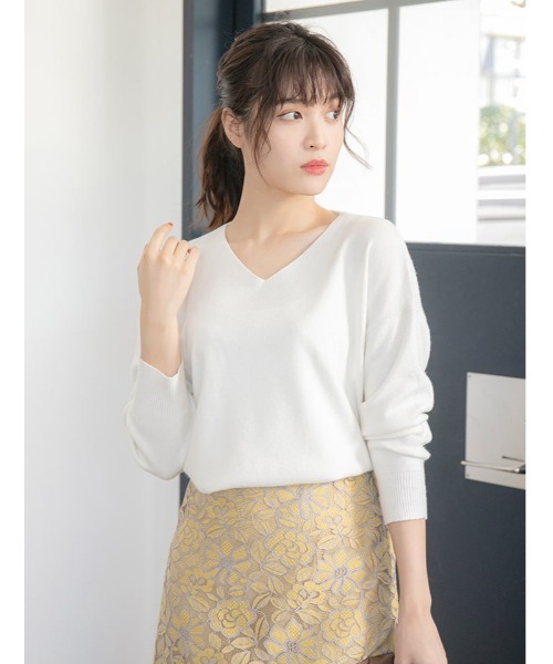 fifth（フィフス）の「シルキータッチVネックニット（ニット/セーター・レディース・ホワイト/ブラック/グレー/スモークピンク/ベージュ/ブルー・MEDIUM）」の15枚目の写真