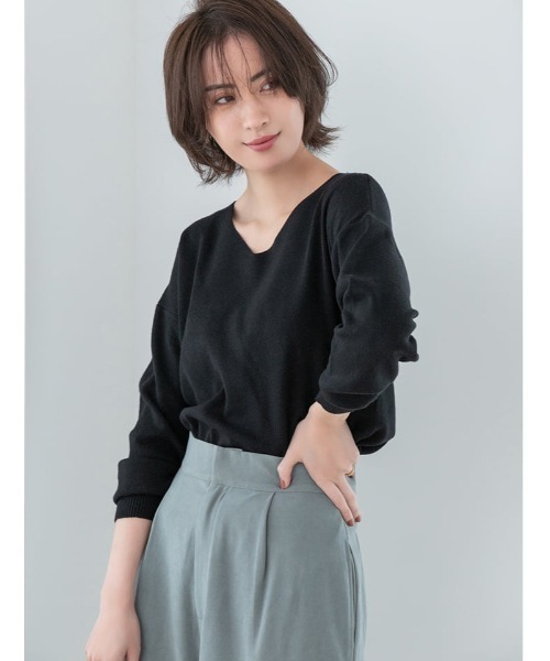 fifth（フィフス）の「シルキータッチVネックニット（ニット/セーター・レディース・ホワイト/ブラック/グレー/スモークピンク/ベージュ/ブルー・MEDIUM）」の21枚目の写真
