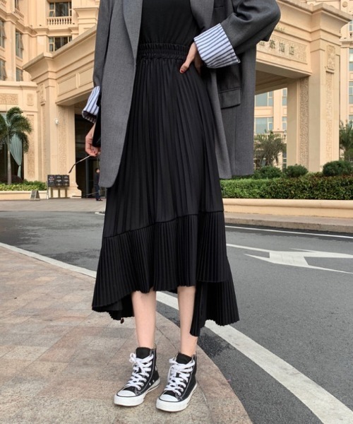 KOR(ケーオーアール)の「アシンメトリープリーツスカート(スカート・レディース・ホワイト/ブラック・S/M/L/XL)」の4枚目の写真