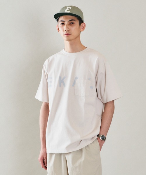 EKAL（エカル）の「EKAL　ロゴプリントポケットTシャツ（Tシャツ/カットソー・メンズ・グレー系その他/ベージュ/カーキ・MEDIUM/LARGE）」の2枚目の写真
