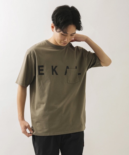 EKAL（エカル）の「EKAL　ロゴプリントポケットTシャツ（Tシャツ/カットソー・メンズ・グレー系その他/ベージュ/カーキ・MEDIUM/LARGE）」の3枚目の写真