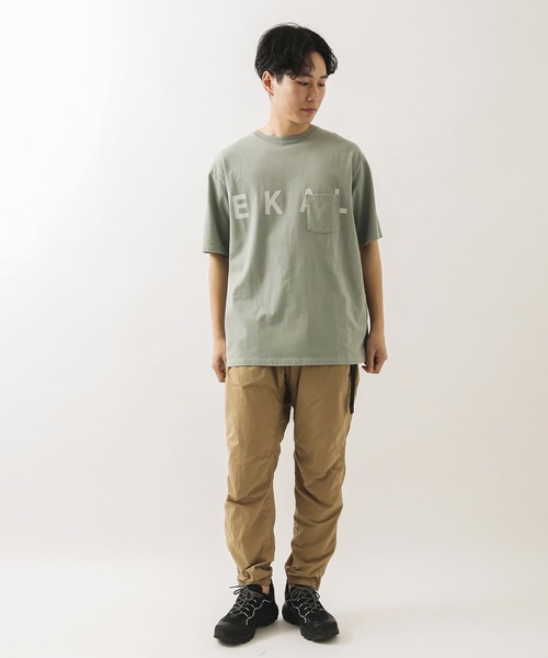 EKAL（エカル）の「EKAL　ロゴプリントポケットTシャツ（Tシャツ/カットソー・メンズ・グレー系その他/ベージュ/カーキ・MEDIUM/LARGE）」の9枚目の写真