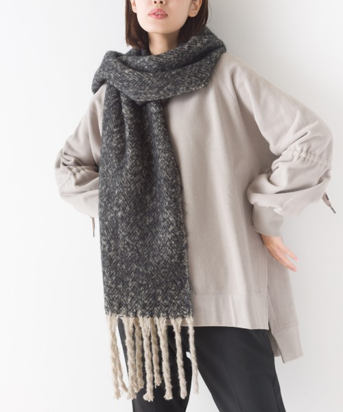 OMNES（オムネス）の「起毛ボリュームフリンジマフラー（マフラー・レディース・ブラック/ベージュ/ブラウン/カーキ/ブルー/アイボリー/ミント/モカ/ブラック系その他/ブラウン系その他/ピンクベージュ/パープル/ブルー系その他/イエロー/オレンジ系その他2/ブラウン系その他2/サックスブルー/ブルー系その他2/ブルー系その他3/オレンジ系その他・FREE）」の4枚目の写真