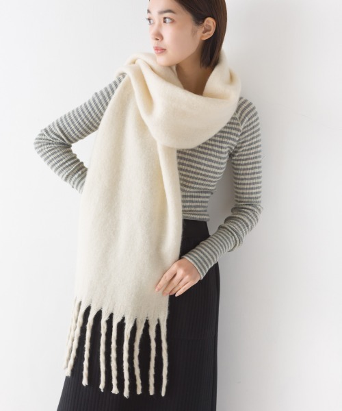 OMNES（オムネス）の「起毛ボリュームフリンジマフラー（マフラー・レディース・ブラック/ベージュ/ブラウン/カーキ/ブルー/アイボリー/ミント/モカ/ブラック系その他/ブラウン系その他/ピンクベージュ/パープル/ブルー系その他/イエロー/オレンジ系その他2/ブラウン系その他2/サックスブルー/ブルー系その他2/ブルー系その他3/オレンジ系その他・FREE）」の2枚目の写真