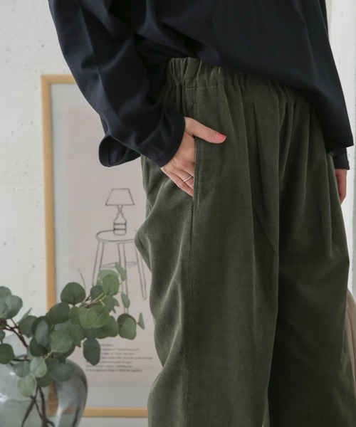 URBAN RESEARCH DOORS(アーバンリサーチドアーズ)の「コーデュロイイージーパンツ(その他パンツ・レディース・チャコールグレー/ライトグレー/オリーブ・38/36)」の12枚目の写真